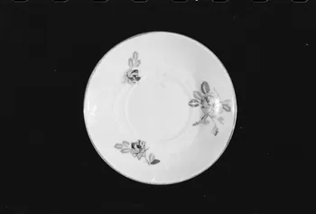 Alain Guey photographie Soucoupe en faïence. Provient de Limoges. Daté du 19è siècle Ile-de-France, France 1973/7/21 Ph.1973.89.211 Photo
