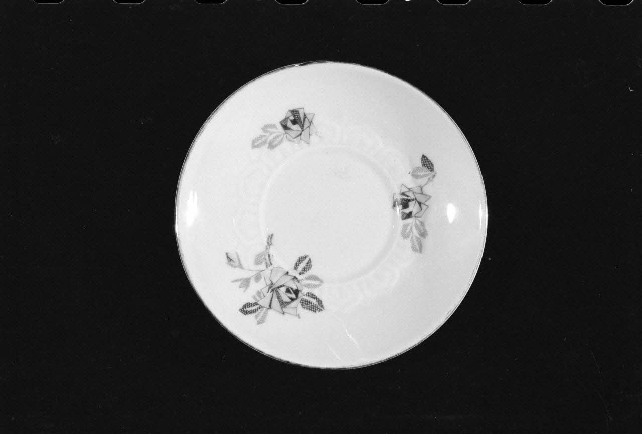 Alain Guey photographie Soucoupe en faïence. Provient de Limoges. Daté du 19è siècle Ile-de-France, France 1973/7/21 Ph.1973.89.212 Photo