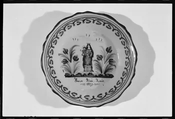Alain Guey photographie Assiette calotte en faïence décorée d'une Vierge à l'Enfant. Provient de Nevers. Daté de 1837 Ile-de-France, France 1973/7/21 Ph.1973.89.220 Photo