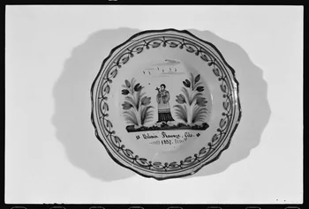 Alain Guey photographie Assiette calotte en faïence de Nevers datée de 1837. Provient de Saint-Urbain Ile-de-France, France 1973/7/21 Ph.1973.89.222 Photo