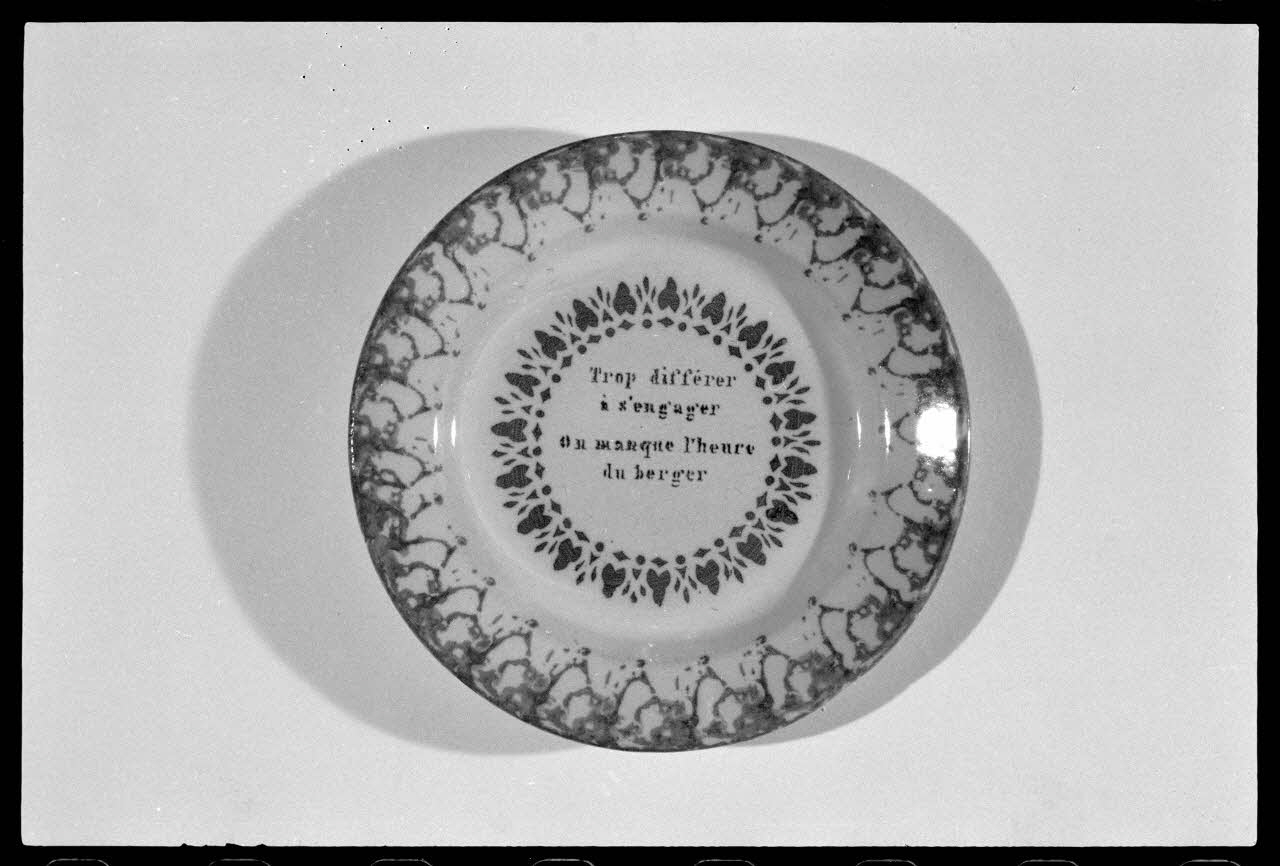 Alain Guey photographie Assiette plate en faïence. Provient de Perrière-le-Petit. Daté du début du 20è siècle Ile-de-France, France 1973/7/21 Ph.1973.89.224 Photo