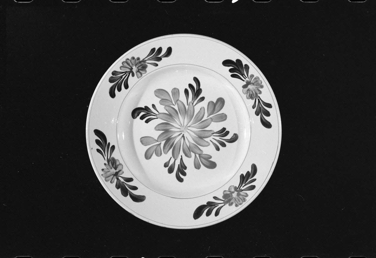 Alain Guey photographie Assiette plate en faïence de Veray à décor floral. Daté du 19è siècle Ile-de-France, France 1973/7/21 Ph.1973.89.227 Photo