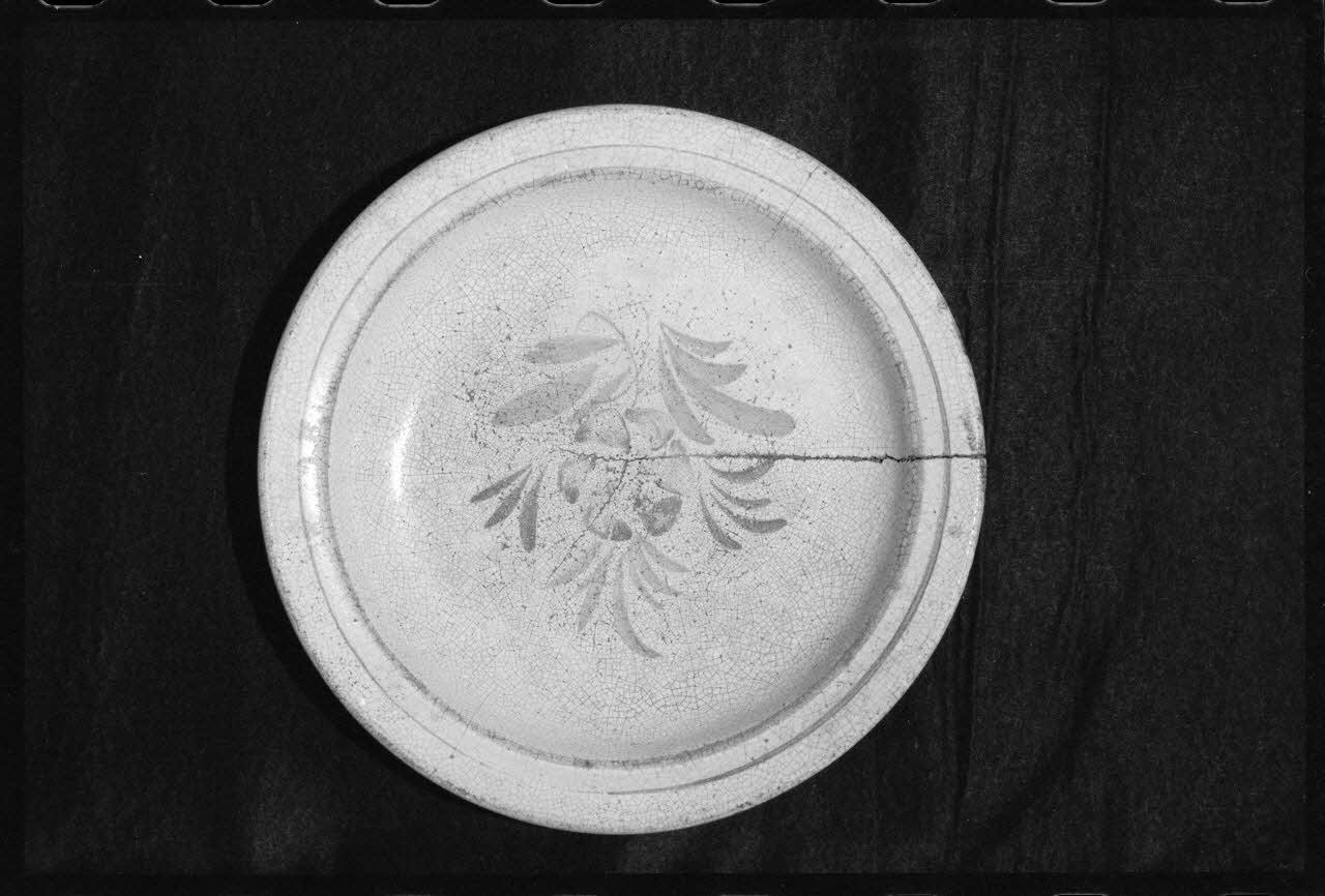 Alain Guey photographie Plat rond en terre émaillée. Provient de Quimper. Datée du 19è siècle Ile-de-France, France 1973/5/1 Ph.1973.89.23 Photo