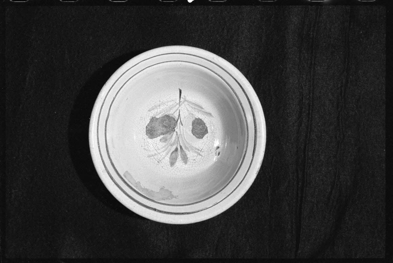 Alain Guey photographie Saladier "petite mazarine" en terre émaillée. Provient de Quimper. Datée du 19è siècle Ile-de-France, France 1973/5/1 Ph.1973.89.24 Photo