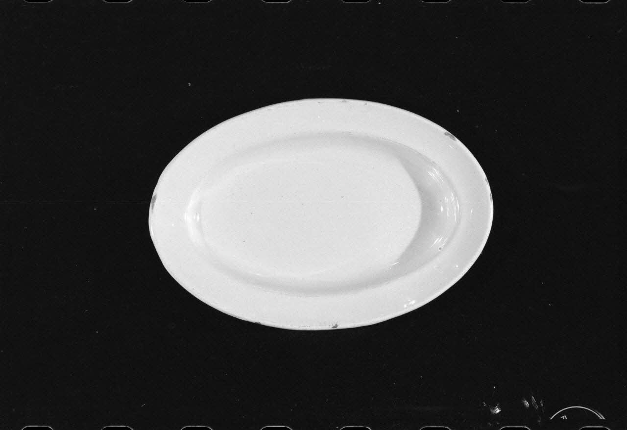 Alain Guey photographie Plat creux en faïence. Provient d'Avillar. 19è siècle Ile-de-France, France 1973/7/21 Ph.1973.89.272 Photo