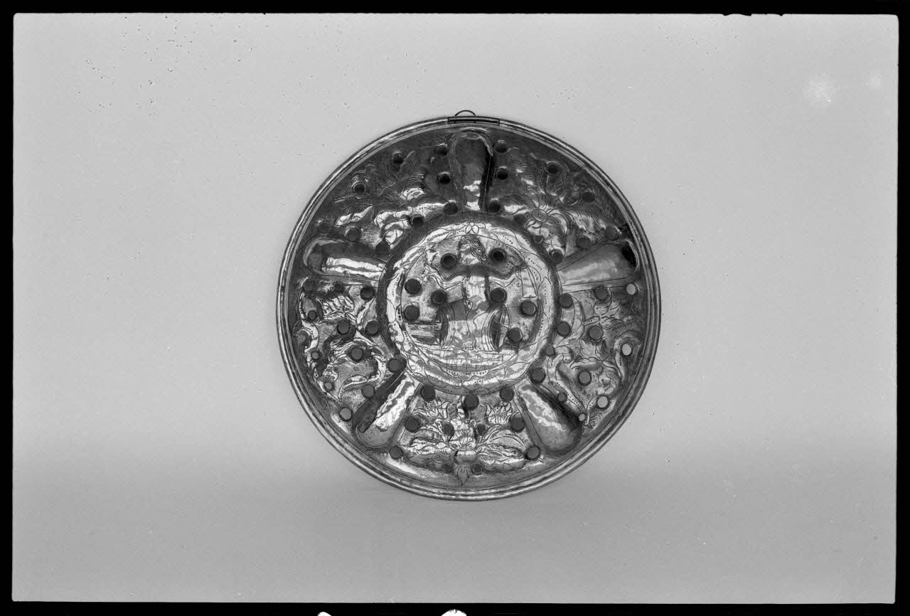 A. Chastanier photographie Bassinoire et couvercle en cuivre. 17è/18è siècle. Provient de Varages (Var) Ile-de-France, France 1973/7/21 Ph.1973.89.297 Photo