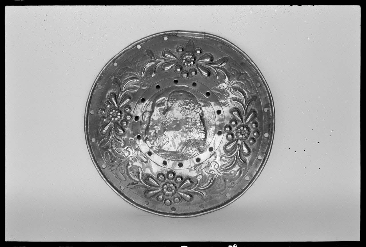 A. Chastanier photographie Bassinoire et couvercle en cuivre. 17è/ début du 18è siècle Ile-de-France, France 1973/7/21 Ph.1973.89.311 Photo