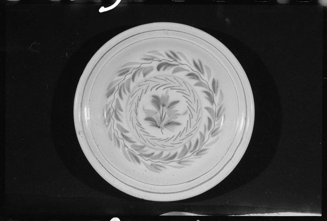 A. Chastanier photographie Plat rond en terre vernissée. Provient de Forges-les-Eaux. 19è siècle Ile-de-France, France 1973/7/21 Ph.1973.89.314 Photo