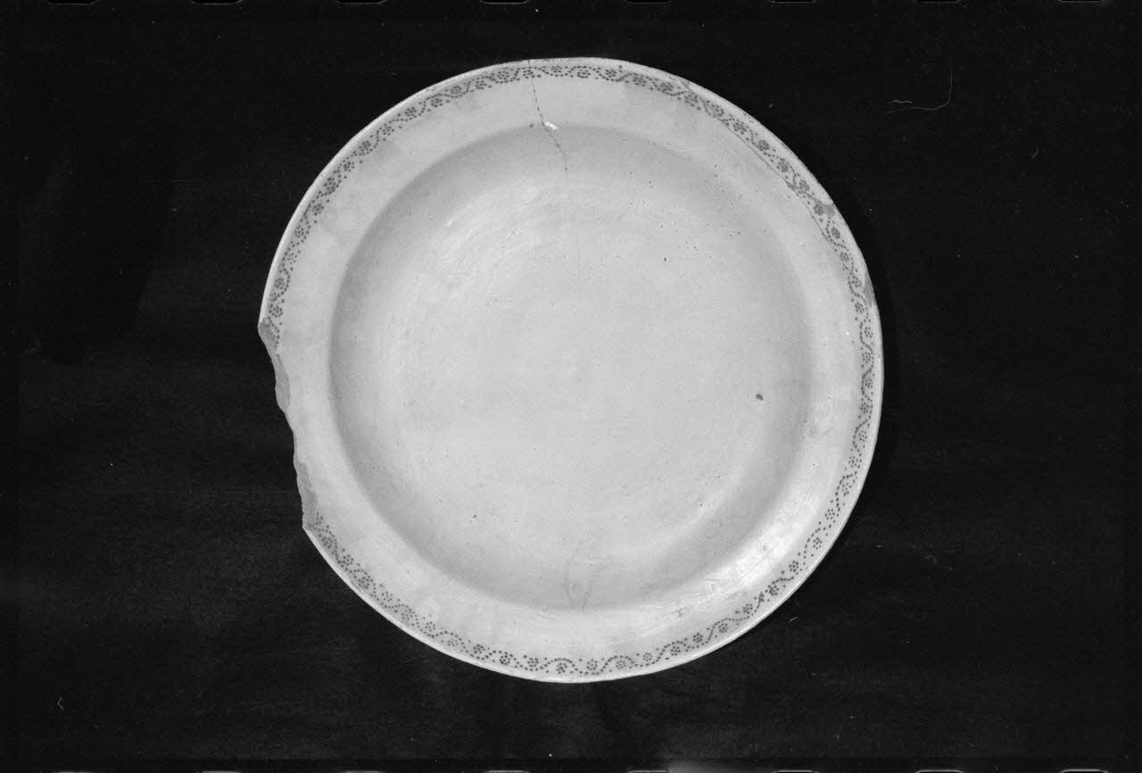 Alain Guey photographie Plat rond en terre émaillée. Provient de Quimper. Datée du 19è siècle Ile-de-France, France 1973/5/1 Ph.1973.89.32 Photo