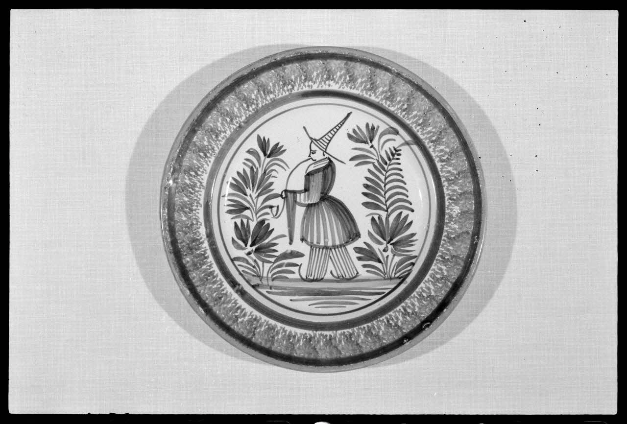 A. Chastanier photographie Assiette en faïence de Quimper. Début du 19è siècle Ile-de-France, France 1973/7/21 Ph.1973.89.330 Photo