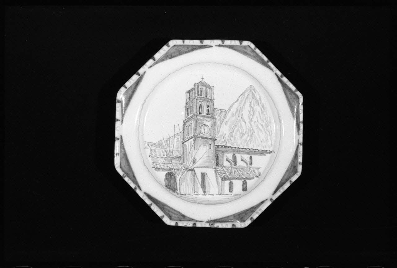 A. Chastanier photographie Assiette hexagonale en faïence de Moustier. 19è siècle Ile-de-France, France 1973/7/21 Ph.1973.89.348 Photo