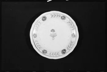 A. Chastanier photographie Assiette en terre vernissée. Provient de Forges-les-Eaux. 19è siècle Ile-de-France, France 1973/7/21 Ph.1973.89.351 Photo