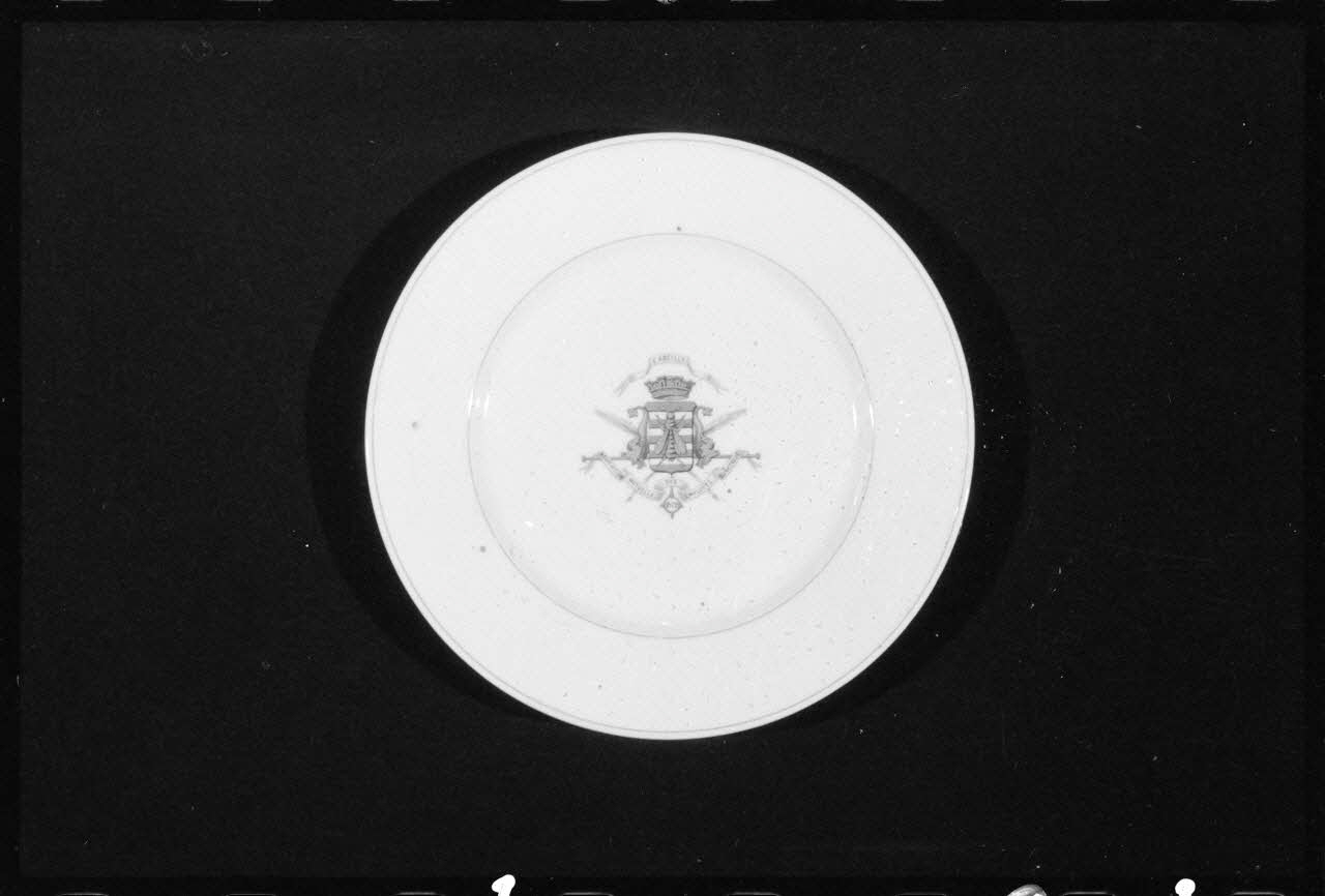 A. Chastanier photographie Assiette plate en porcelaine provenant de Forges-les-Eaux. 19è siècle Ile-de-France, France 1973/7/21 Ph.1973.89.362 Photo