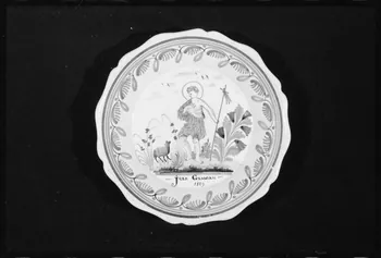 A. Chastanier photographie Assiette calotte en faïence datée de 1829 Ile-de-France, France 1973/7/21 Ph.1973.89.364 Photo