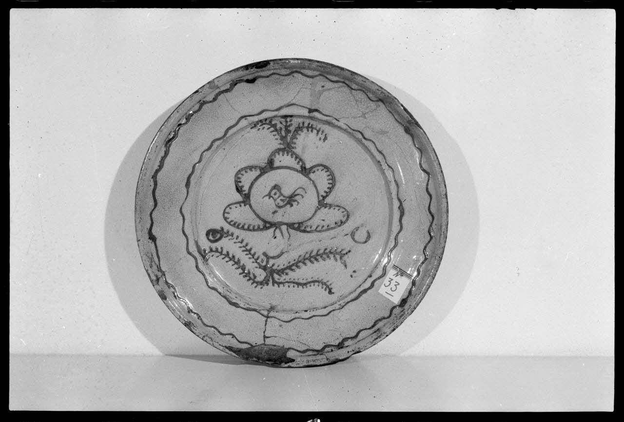 A. Chastanier photographie Plat rond en terre vernissée provenant de Beauvaisis. 18è siècle Ile-de-France, France 1973/7/21 Ph.1973.89.370 Photo