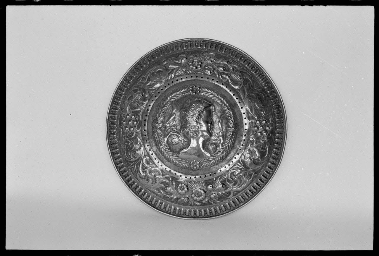 A. Chastanier photographie Couvercle de bassinoire daté du 17è/18è siècle Ile-de-France, France 1973/7/21 Ph.1973.89.373 Photo