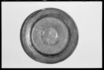 Alain Guey photographie "Viromelette".Assiette à pied en terre émaillée datée du 19è siècle. Provient de Saint-Eutrope (Charente) Ile-de-France, France 1973/5/1 Ph.1973.89.4 Photo