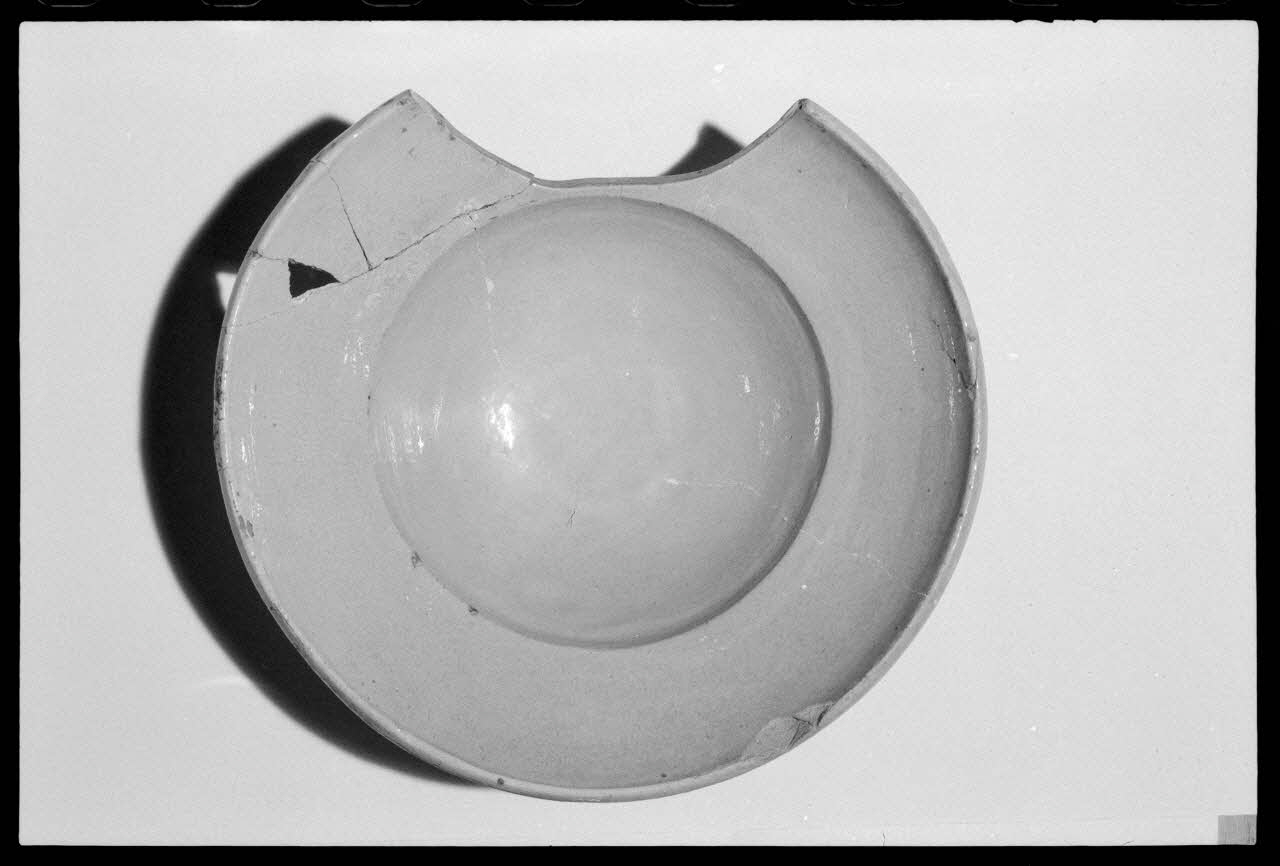 Alain Guey photographie Plat à barbe en terre émaillé daté du 19è siècle. Provient de Dieulefit (Drôme) Ile-de-France, France 1973/5/1 Ph.1973.89.5 Photo