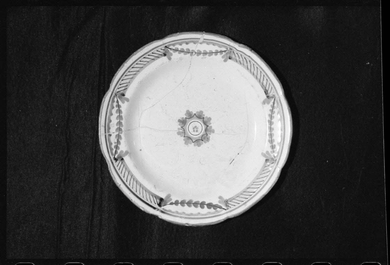 Alain Guey photographie Assiette en faïence provenant de Picardie-Artois. Datée de la fin du 19è/début du 20è siècle Ile-de-France, France 1973/5/1 Ph.1973.89.53 Photo