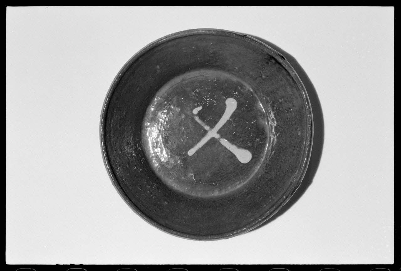 Alain Guey photographie Assiette calotte en terre émaillée provenant de Brives-Charensac (Haute-Loire). Datée du 19è siècle Ile-de-France, France 1973/5/1 Ph.1973.89.58 Photo