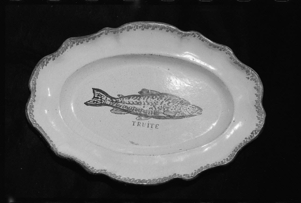 Alain Guey photographie Plat ovale en faïence provenant de Sauxillange (Puy-de-Dôme). Daté du 19è siècle Ile-de-France, France 1973/5/1 Ph.1973.89.63 Photo
