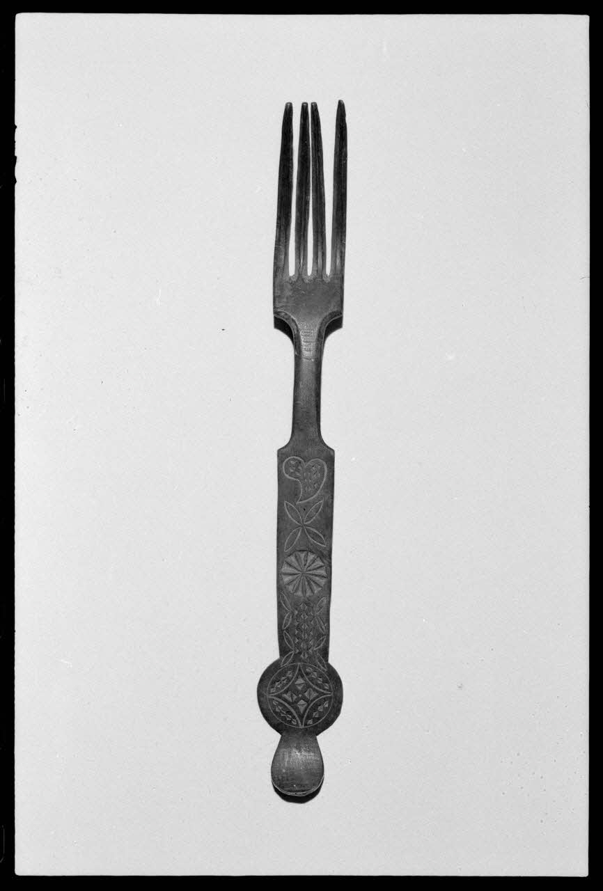 Alain Guey photographie Fourchette en bois gravé Ile-de-France, France 1973/5/1 Ph.1973.89.78 Photo