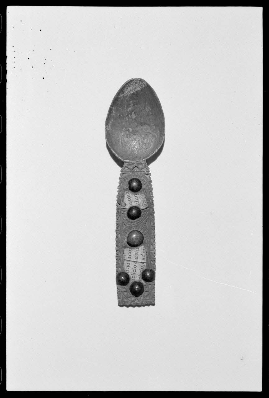 Alain Guey photographie Cuiller en bois gravé Ile-de-France, France 1973/5/1 Ph.1973.89.79 Photo