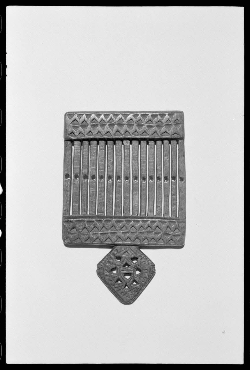 Alain Guey photographie Passette à rubans auvergnate en bois sculpté. Daté de 18è ou 19è siècle Ile-de-France, France 1973/5/1 Ph.1973.89.80 Photo