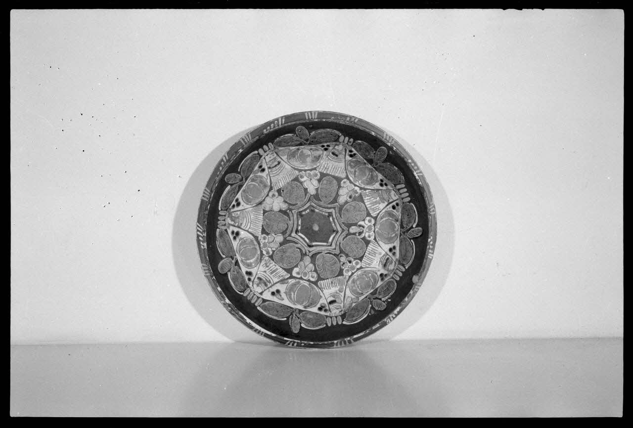 Alain Guey photographie Plat rond en terre vernissée daté du 19è siècle. Provient de Soufflenheim (Bas-Rhin) Ile-de-France, France 1973/6/12 Ph.1973.89.83 Photo