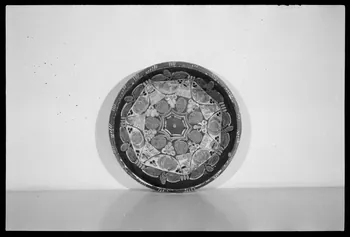 Alain Guey photographie Plat rond en terre vernissée daté du 19è siècle. Provient de Soufflenheim (Bas-Rhin) Ile-de-France, France 1973/6/12 Ph.1973.89.83 Photo