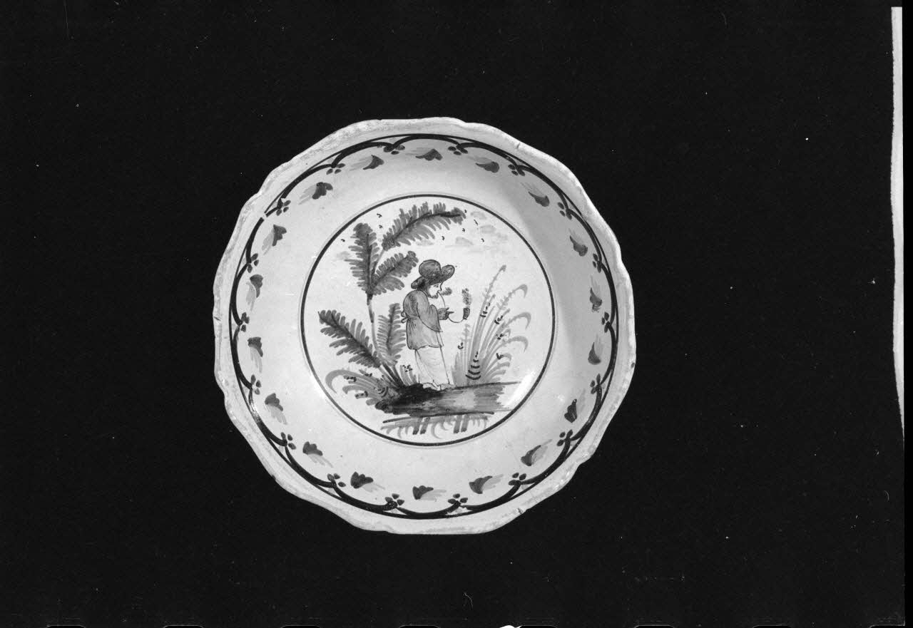 Alain Guey photographie Jatte en faïence à décor au pinceau. Provient du Havre ou de Forges-les-Eaux (Seine-Maritime). Daté du 17è siècle Ile-de-France, France 1973/6/12 Ph.1973.89.86 Photo