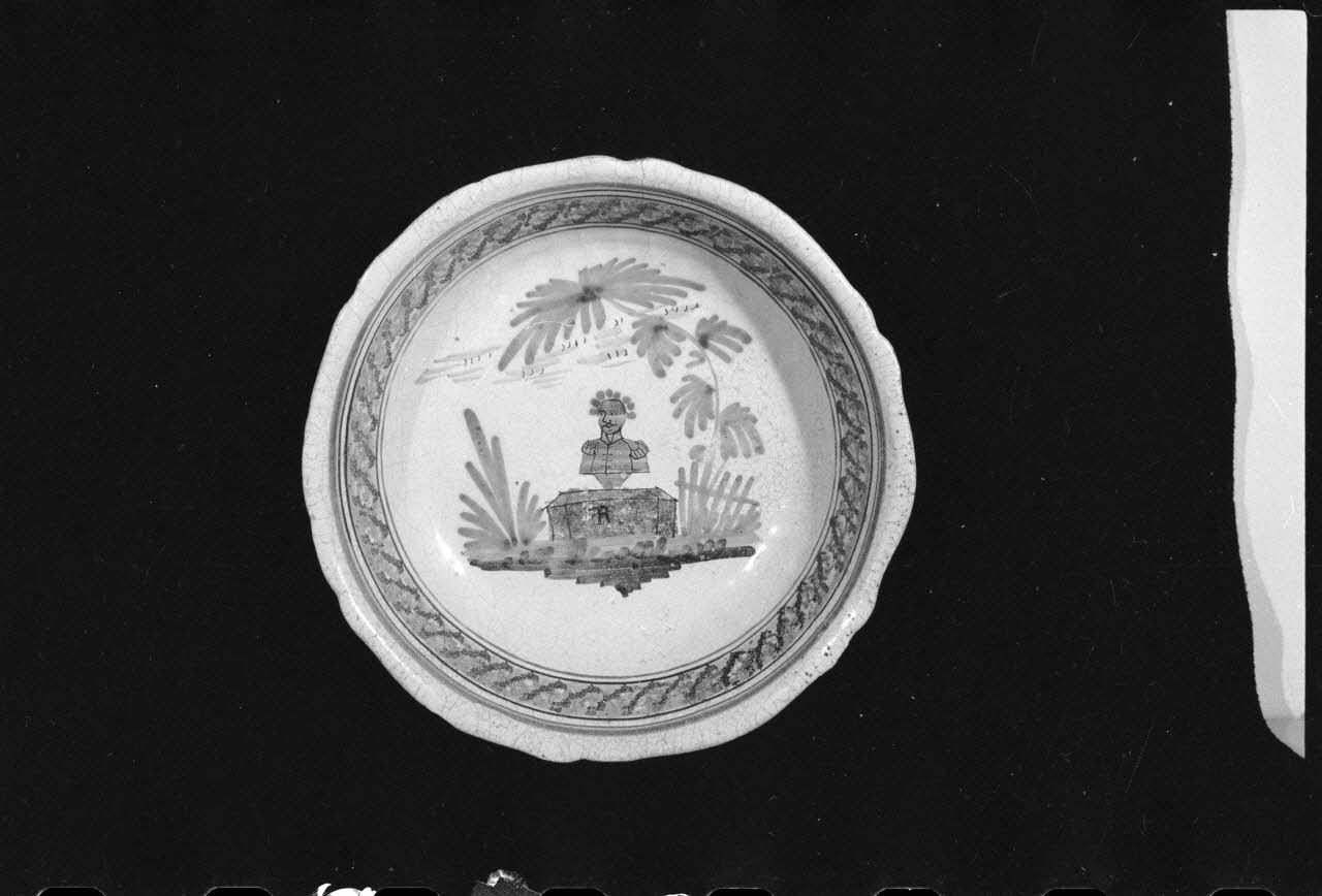 Alain Guey photographie Saladier en faïence à décor au pinceau. Provient du Havre ou de Forges-les-Eaux (Seine-Maritime). Daté du 19è siècle Ile-de-France, France 1973/6/12 Ph.1973.89.88 Photo