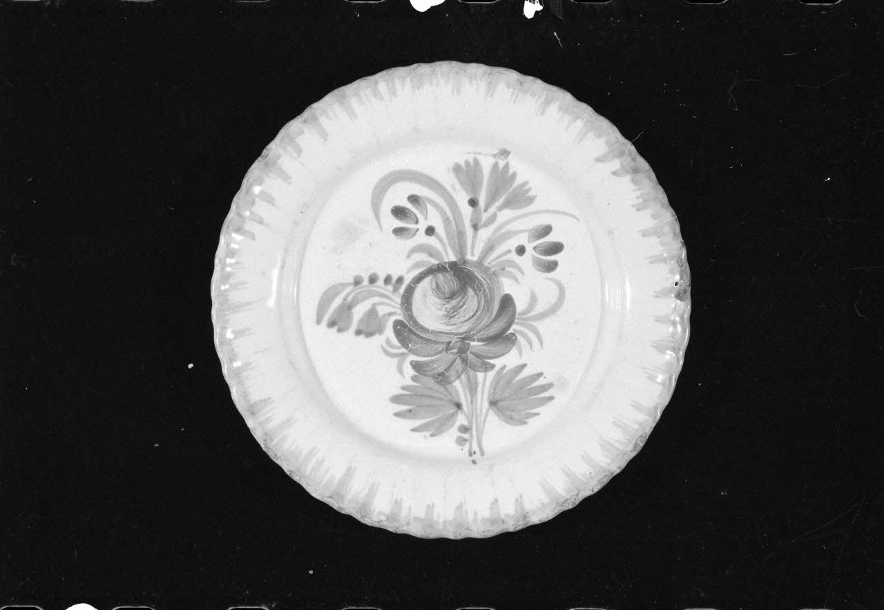 Alain Guey photographie Assiette plate en faïence décorée au pinceau. Provient d'Auvillar (Tarn-et-Garonne). Daté de la fin du 19è/début du 20è siècle Ile-de-France, France 1973/6/12 Ph.1973.89.93 Photo