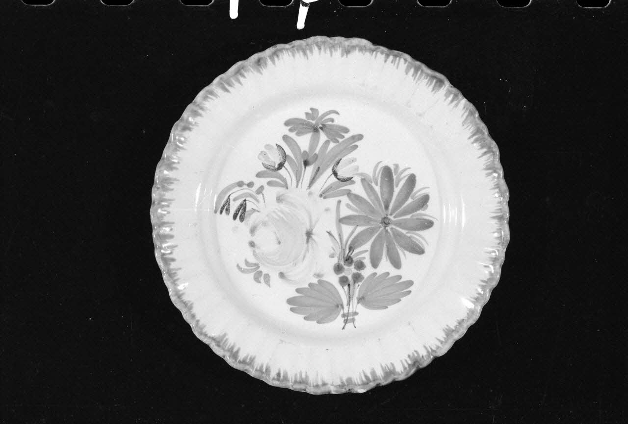 Alain Guey photographie Assiette plate en faïence décorée au pinceau. Provient d'Auvillar (Tarn-et-Garonne). Daté de la fin du 19è/début du 20è siècle Ile-de-France, France 1973/6/12 Ph.1973.89.94 Photo