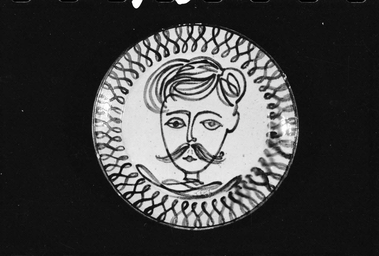 Alain Guey photographie Assiette plate en terre vernissée. Provient de Saint-Laurent-du-Pape (Ardèche). Daté du 20è siècle Ile-de-France, France 1973/6/12 Ph.1973.89.96 Photo