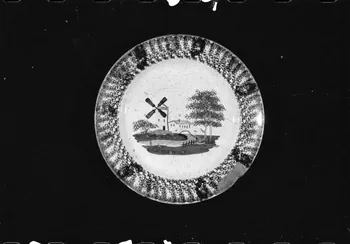 Alain Guey photographie Assiette plate en faïence à décor peint datée du début du 20è siècle. Provient de Saint-Clément Ile-de-France, France 1973/6/12 Ph.1973.89.99  Photo