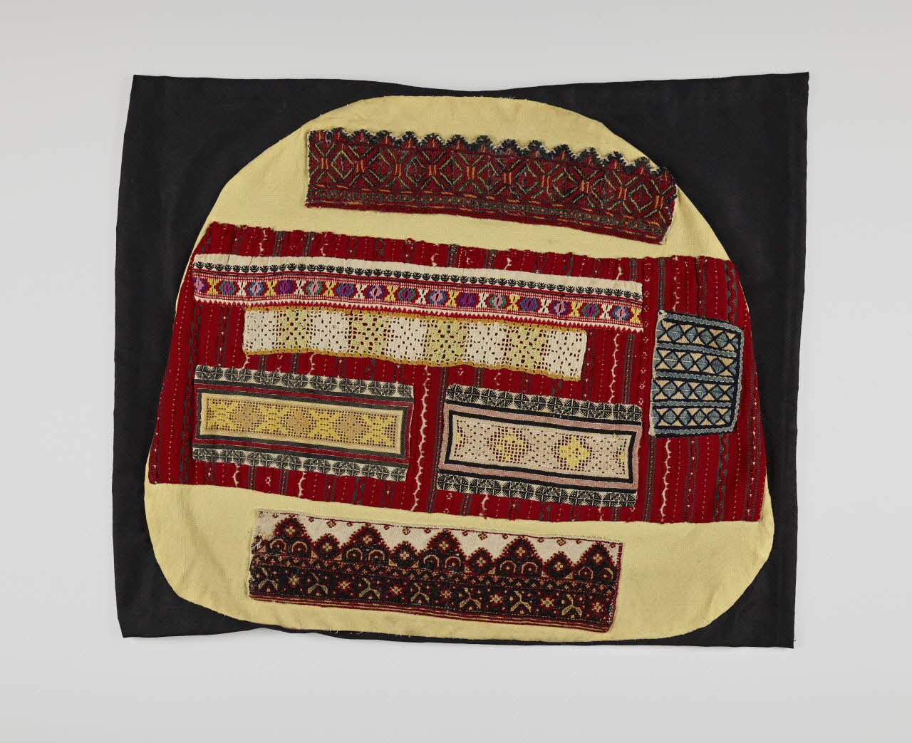 Andrée Doucet housse de coussin Ile-de-France, France 1949-1965 2018.26.15 Photo Mucem / Marianne Kuhn