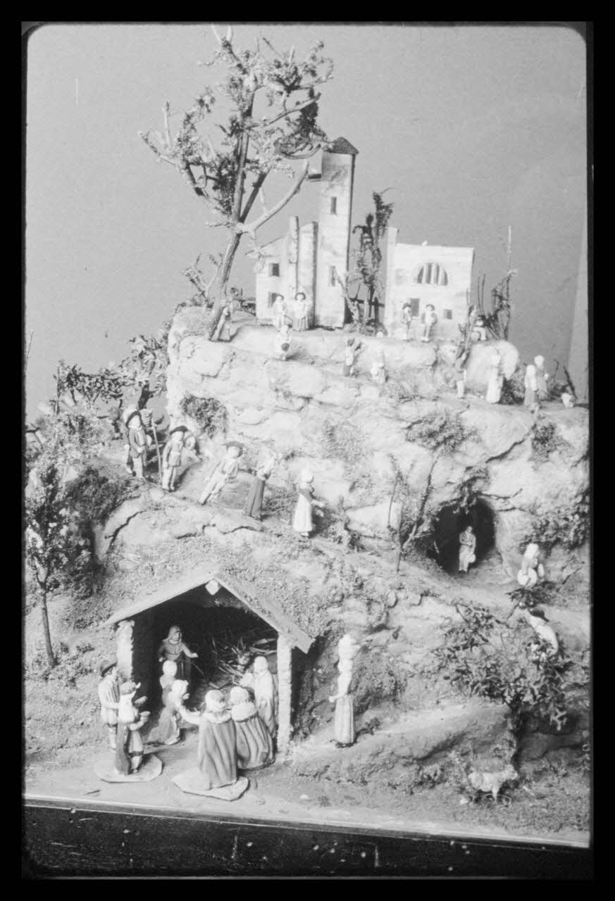 Bandy photographie Crèche sous vitrine avec village et santons. Argile et végétaux Ile-de-France, France 1959/6/1 Ph.1959.102.33 Photo