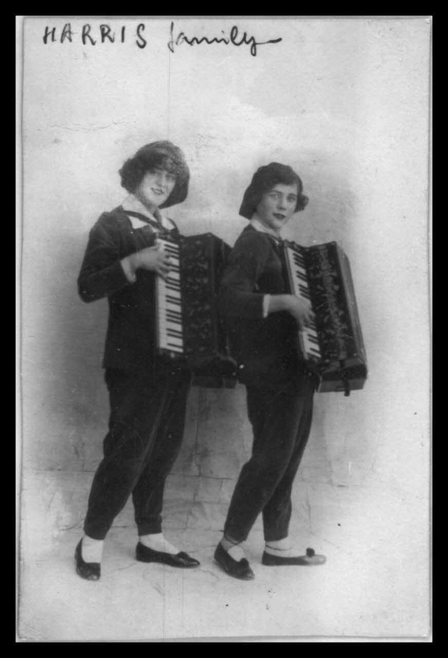 Microfilm Service photographie "Harris Familly". Au verso "yes we have no bananas". La chanson américaine. Dimensions : 8 cm x 12,5 cm France 1960/4/1 Ph.1960.54.1 Photo