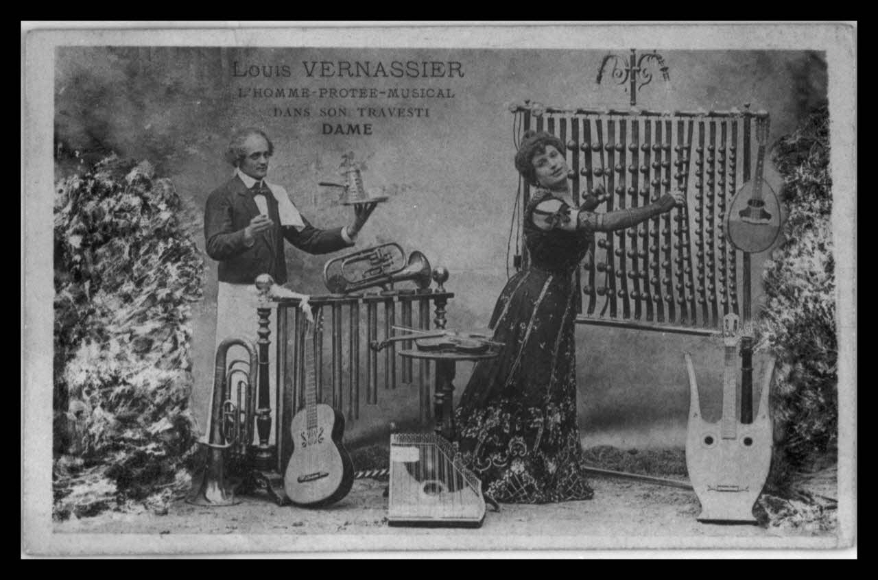 Microfilm Service photographie Carte postale. "Monsieur Louis Vernassieur l'homme-protée-musical dans son travesti Dame". Dimensions : 9 cm x 14 cm France 1960/4/1 Ph.1960.54.2 Photo