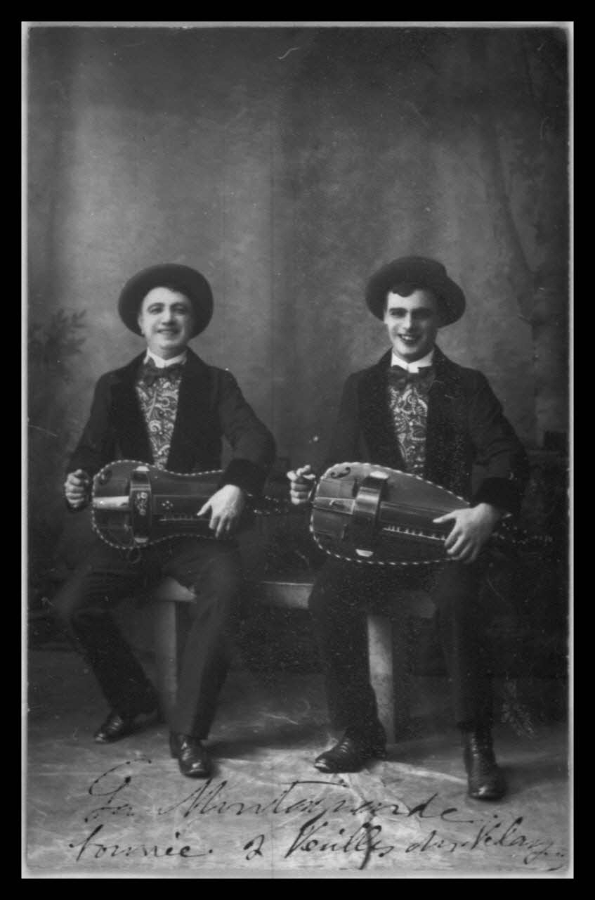 M. Boisdon ; Microfilm Service photographie La Montagnarde. Bourrée. Deux vielles du Velay France 1960/4/1 Ph.1960.54.3 Photo