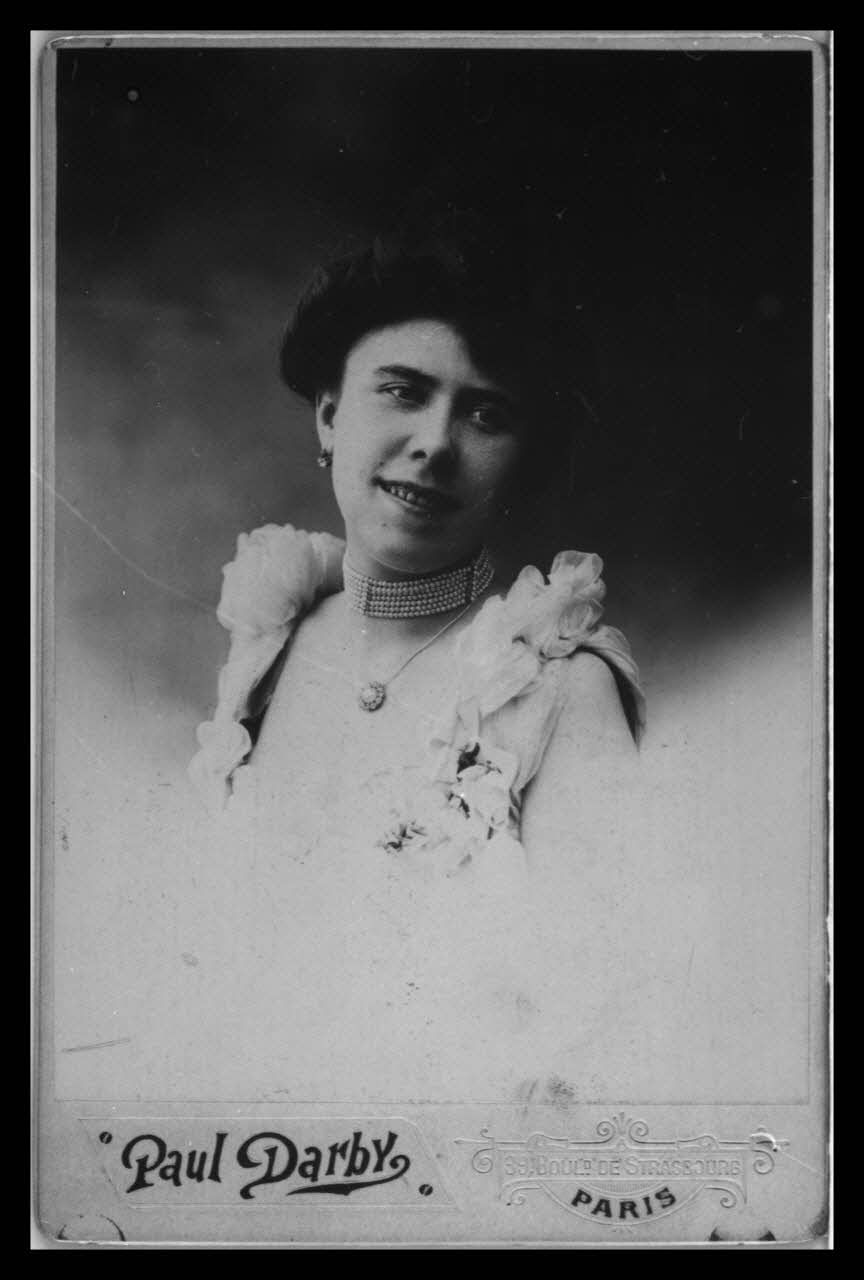 P. Darby ; Microfilm Service photographie Dépliant. Rose et Jack. Nouveautés musicales. Portrait de Rose Honorez. Tampon : "K.K. Concert Theater u Concert Agentur Franz Konig Wien. Nibelungengasse". Dimensions : 14 cm x 10 cm 1960/4/1 Ph.1960.54.5 Photo