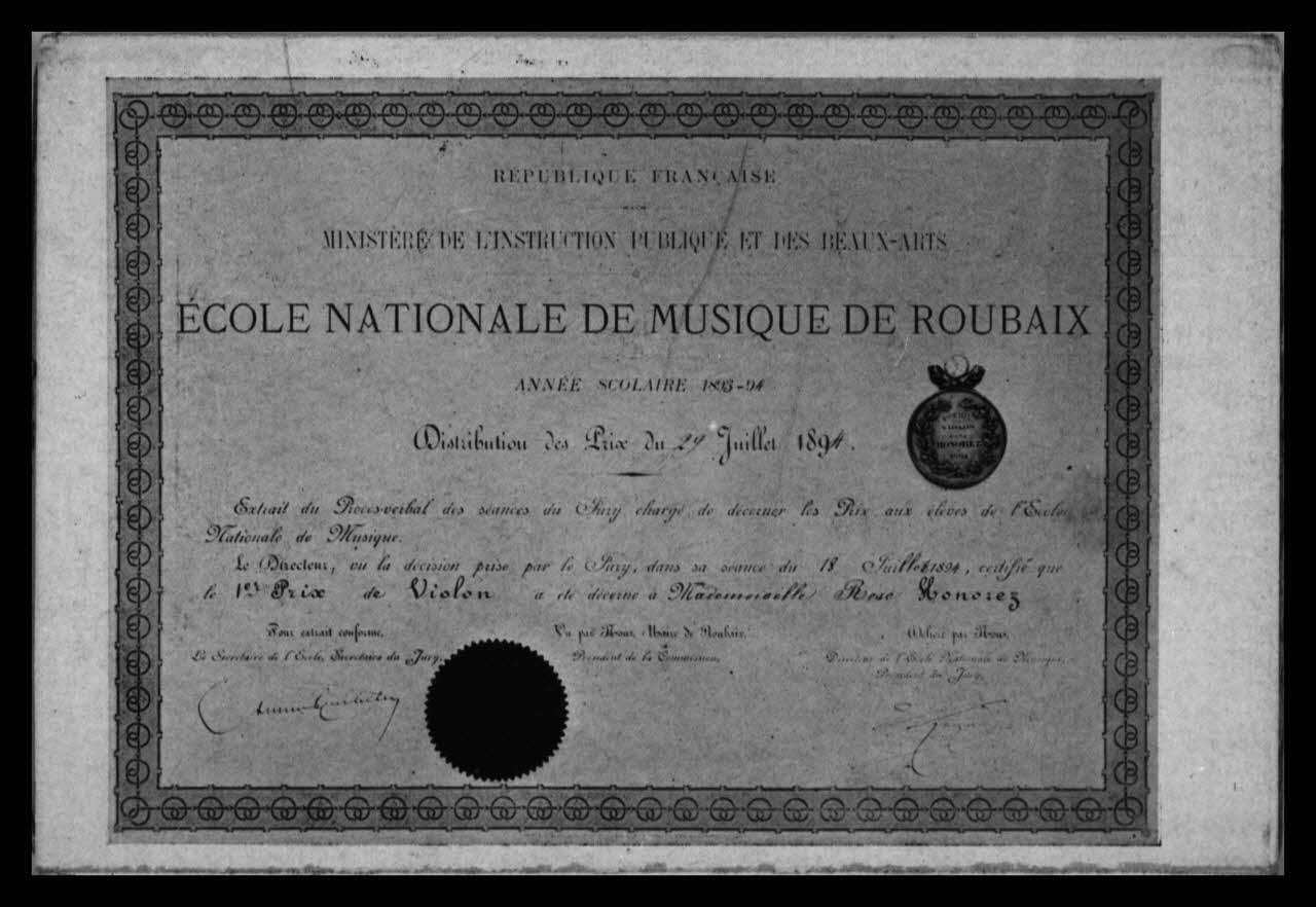 Microfilm Service photographie Dépliant. Reproduction industrielle du diplôme de premier prix de violon de Rose Honorez. 18 juillet 1894. Ecole nationale de musique de Roubaix France 1960/4/1 Ph.1960.54.6 Photo