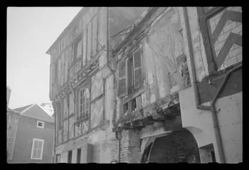 Claude Lévi-Strauss photographie Maison du 16e siècle. Façade avec poutres apparentes et sculptures Bourgogne, France 1955-1965 Ph.1960.61.1 Photo