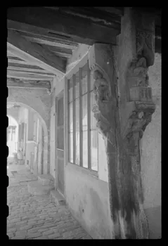 Claude Lévi-Strauss photographie Pilier en bois sculpté, poutres apparentes Bourgogne, France 1955-1965 Ph.1960.61.3 Photo