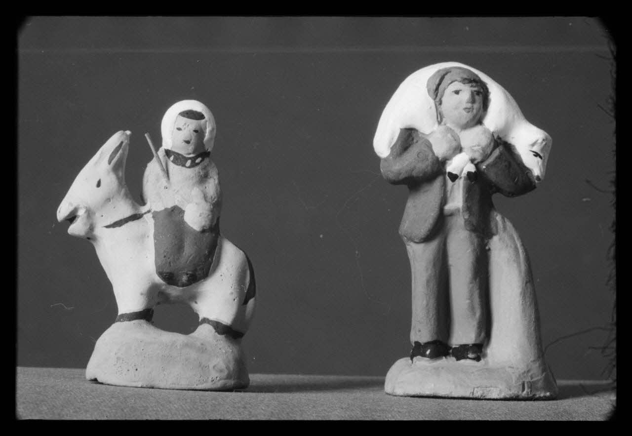 J.-L. Muller photographie Santons représentant une femme sur un âne et un berger. Par Fouque, Aix-en-Provence. 1957 France 1960/5/1 Ph.1960.87.1 Photo