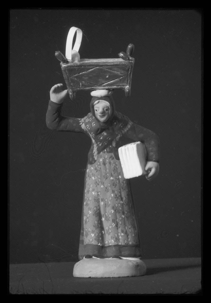 J.-L. Muller photographie Santon représentant une vieille femme portant un berceau. Par Gaubert à Marseille. 1957 France 1960/5/1 Ph.1960.87.10 Photo