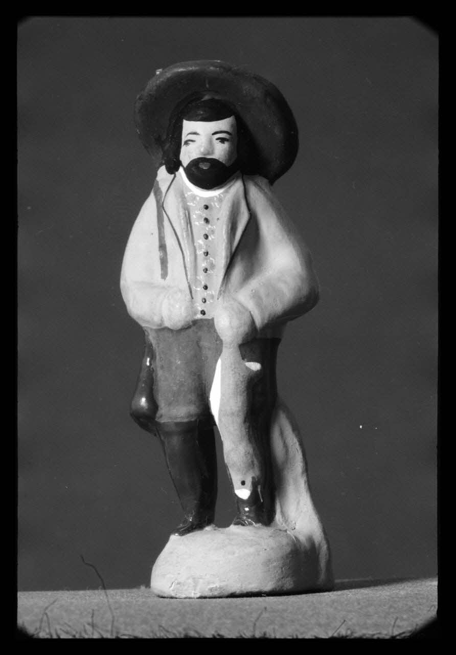 J.-L. Muller photographie Santon représentant un chasseur. Par H. Peglion à Marseille France 1960/5/1 Ph.1960.87.2 Photo