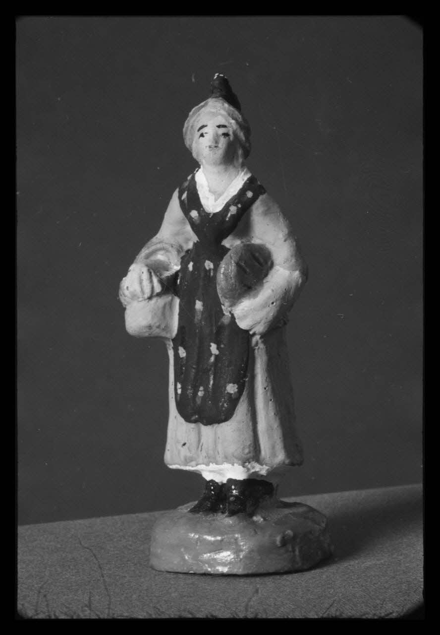 J.-L. Muller photographie Santon représentant une arlésienne. Par Pagano à Marseille. 1957 France 1960/5/1 Ph.1960.87.4 Photo