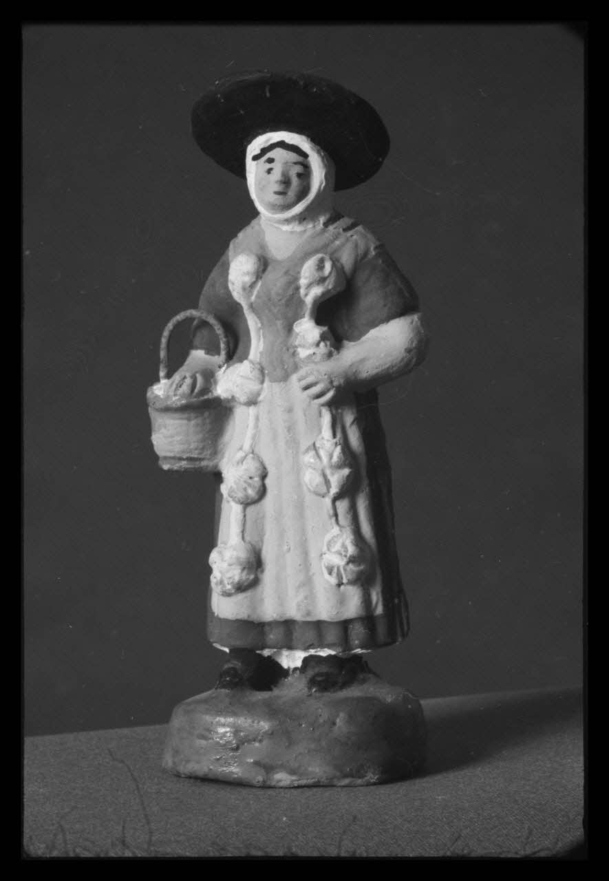 J.-L. Muller photographie Santon représentant une marchande d'oignons. Par Pagano à Marseille France 1960/5/1 Ph.1960.87.5 Photo